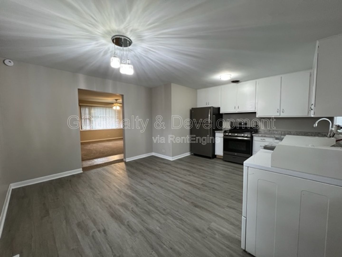 *** UPDATED / 2 BDRM - 1 BTH / APPL INCL / NEW CARPET / FRESH PAINT / LAUNDRY IN UNIT *** property image