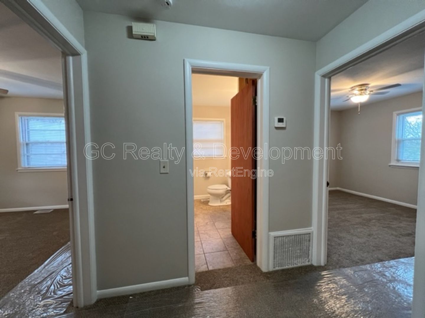 *** UPDATED / 2 BDRM - 1 BTH / APPL INCL / NEW CARPET / FRESH PAINT / LAUNDRY IN UNIT *** property image