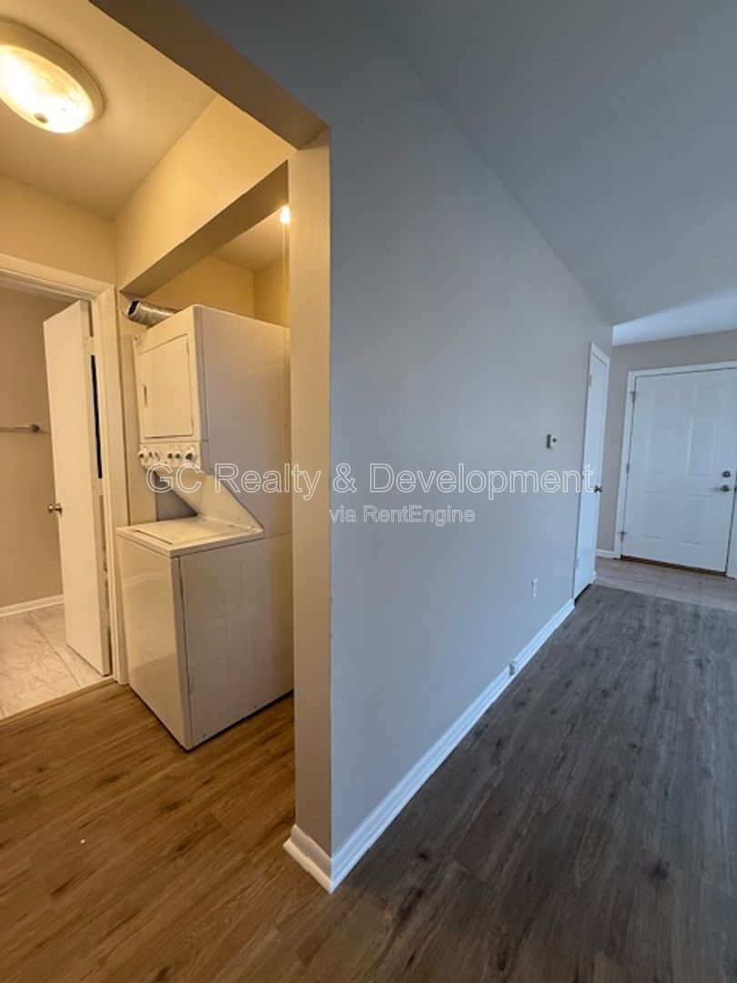 *** 2 BDRM - 1 BTH / IN UNIT LAUNDRY / PARKING INCL / CENTRAL AC *** property image