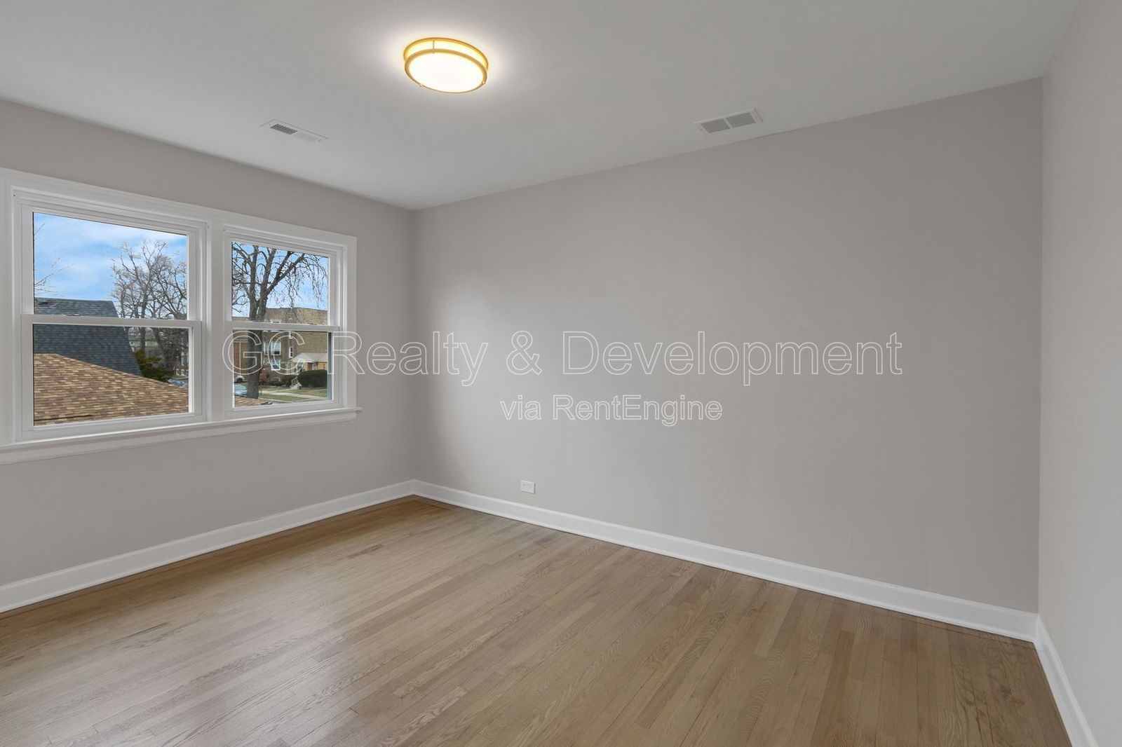 *** 2ND FLOOR UNIT / 3 BDRM / RECENTLY UPDATED / PARKING INCL / NATURAL LIGHTING *** property image