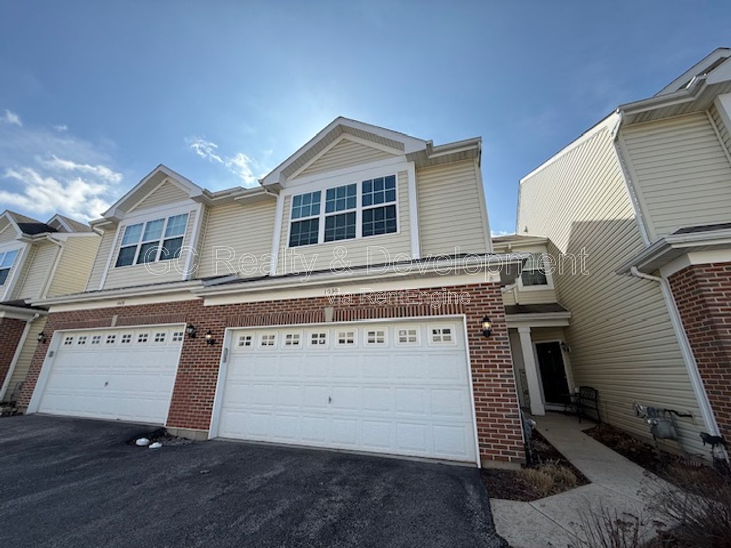 *** 3 BDRM - 2.5 BTH / RECENTLY UPDATED / ATTACHED GARAGE / LRG CLOSETS / PET FRIENDLY *** property image