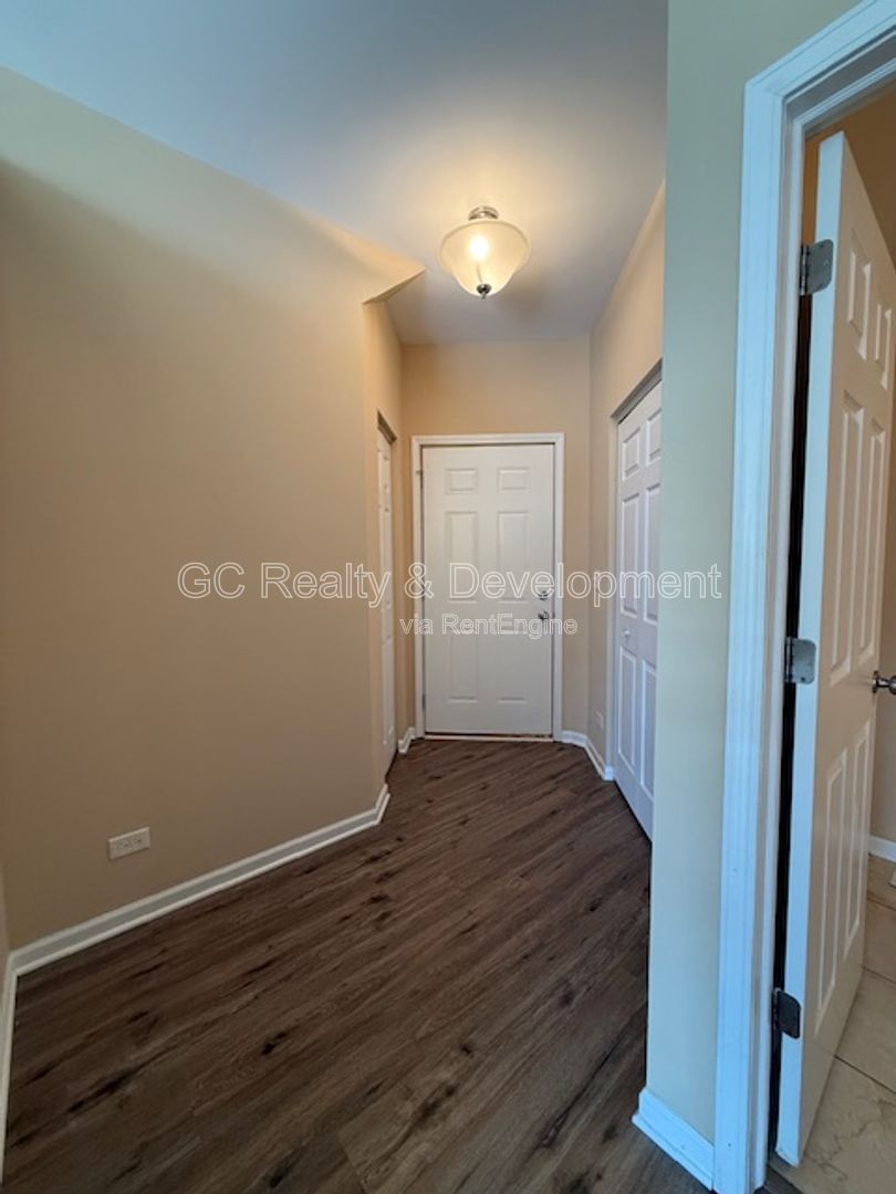 *** 3 BDRM - 2.5 BTH / RECENTLY UPDATED / ATTACHED GARAGE / LRG CLOSETS / PET FRIENDLY *** property image