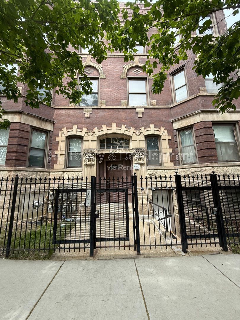 *** 2 BDRM - 1 BTH / 1 PARKING SPOT / WALK TO TRAIN, BUS & SHOPPING *** property image