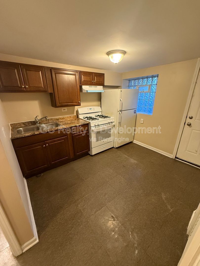 *** 2 BDRM - 1 BTH / 1 PARKING SPOT / WALK TO TRAIN, BUS & SHOPPING *** property image