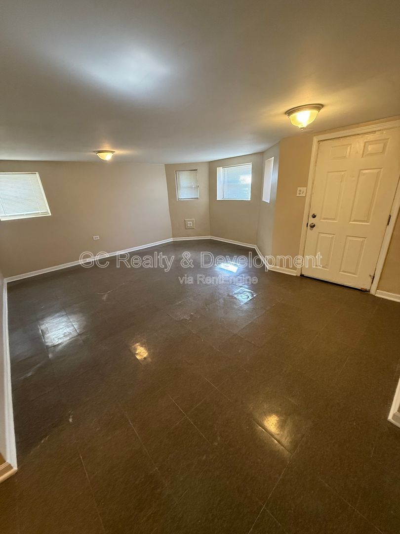 *** 2 BDRM - 1 BTH / 1 PARKING SPOT / WALK TO TRAIN, BUS & SHOPPING *** property image