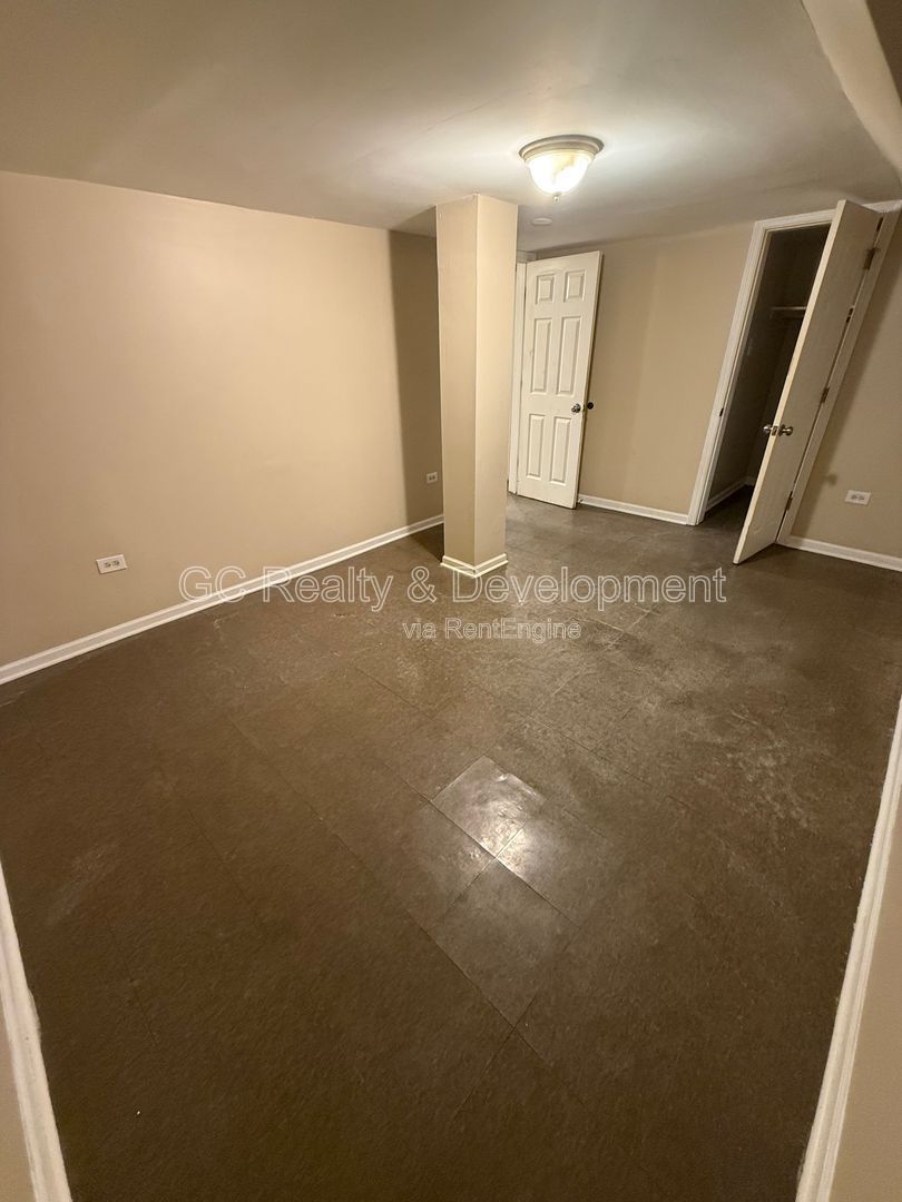 *** 2 BDRM - 1 BTH / 1 PARKING SPOT / WALK TO TRAIN, BUS & SHOPPING *** property image