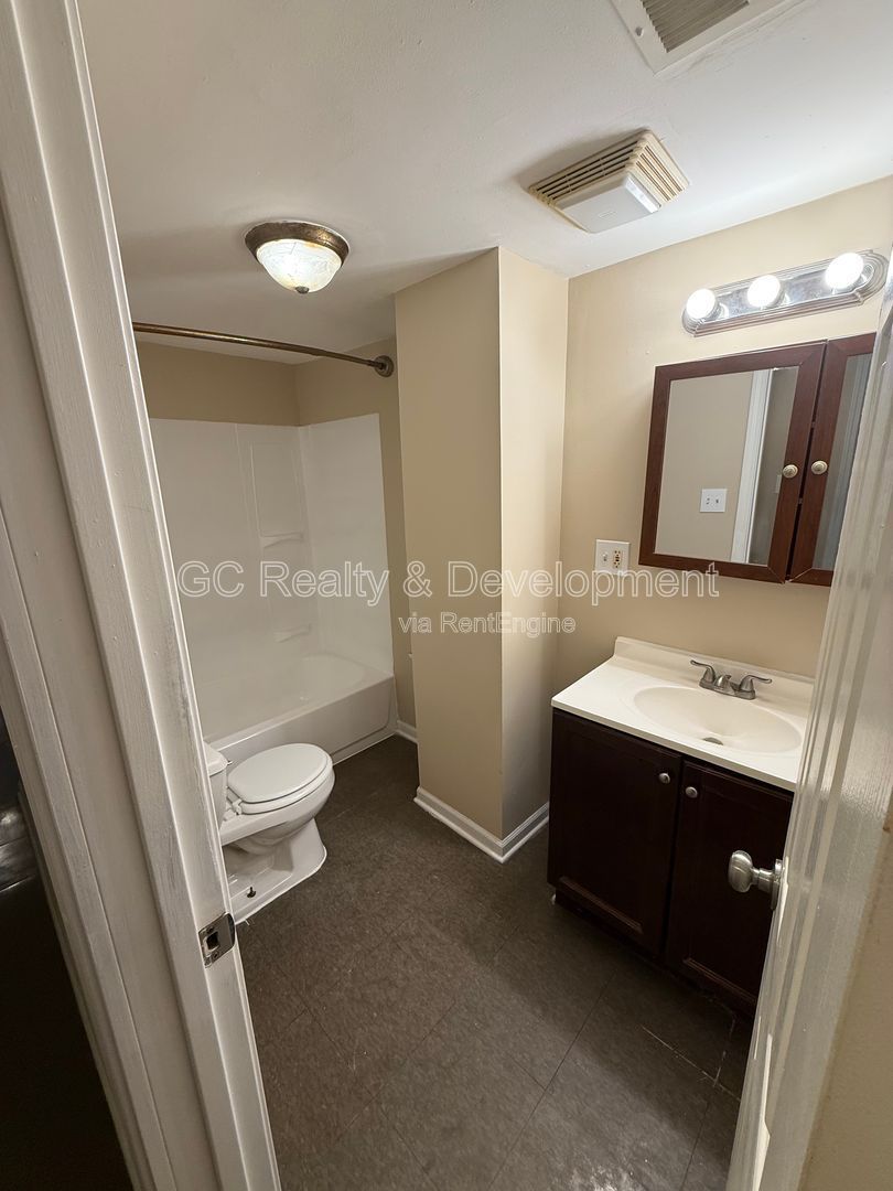 *** 2 BDRM - 1 BTH / 1 PARKING SPOT / WALK TO TRAIN, BUS & SHOPPING *** property image