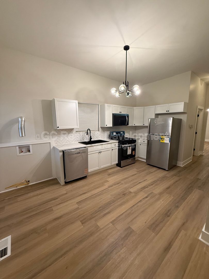 *** 3 BDRM / FULLY RENOVATED / IN UNIT LAUNDRY / TENANT PAYS ELECTRIC ONLY / PET FRIENDLY *** property image