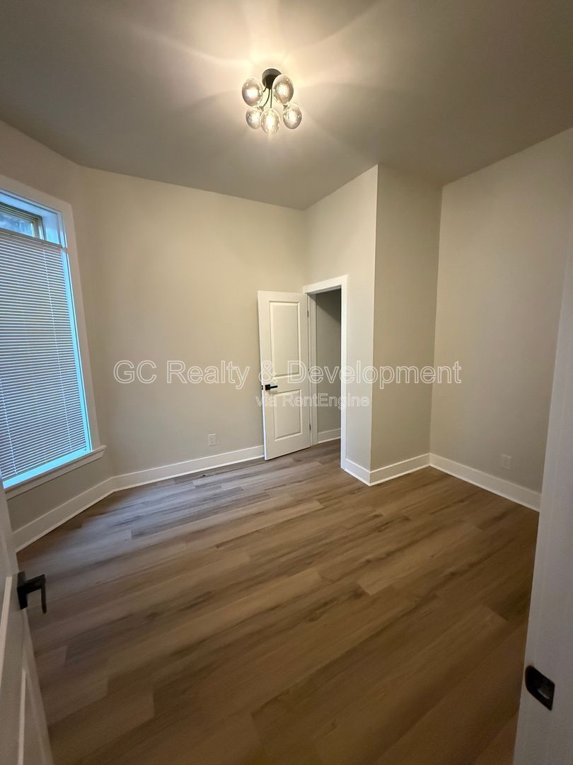 *** 3 BDRM / FULLY RENOVATED / IN UNIT LAUNDRY / TENANT PAYS ELECTRIC ONLY / PET FRIENDLY *** property image