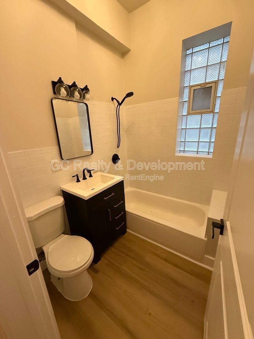 *** 3 BDRM / FULLY RENOVATED / IN UNIT LAUNDRY / TENANT PAYS ELECTRIC ONLY / PET FRIENDLY *** property image