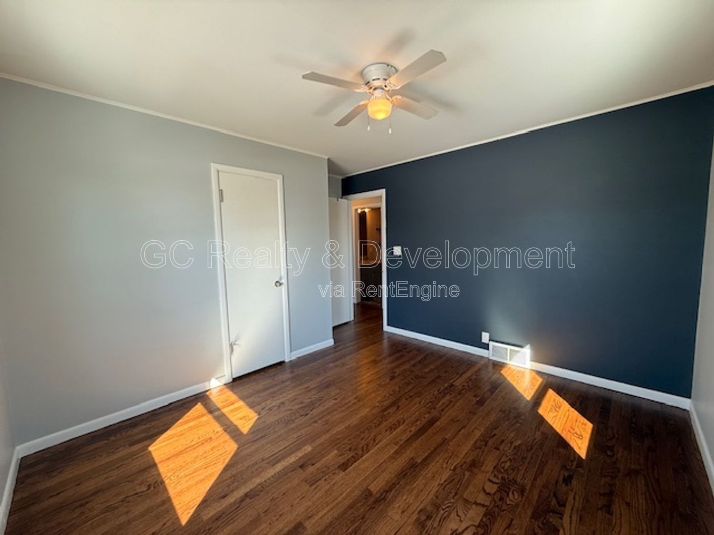 ***2 BDRM / BASEMENT / DETACHED GARAGE / RECENTLY UPDATED / HARDWOOD FLOORS *** property image