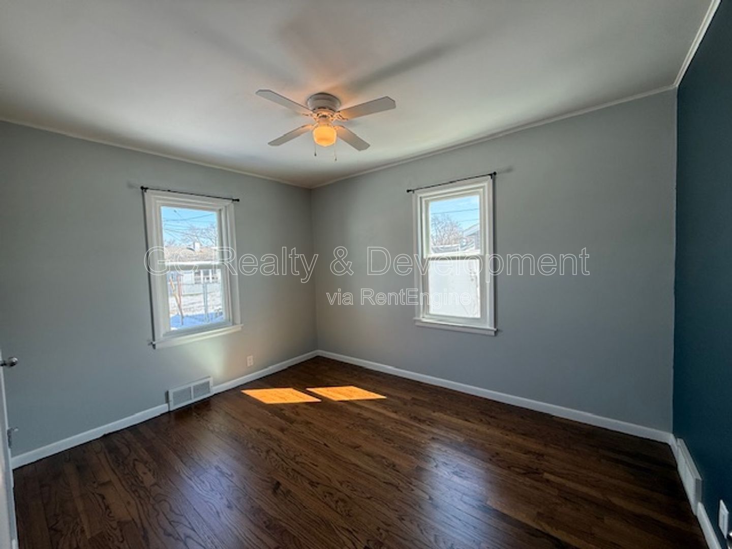 ***2 BDRM / BASEMENT / DETACHED GARAGE / RECENTLY UPDATED / HARDWOOD FLOORS *** property image