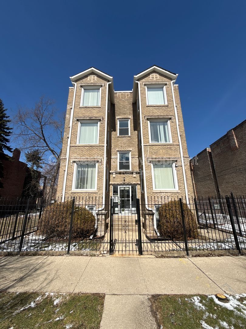 *** 2 BDRM + OFFICE / ON SITE LAUNDRY / SS APPL / CENTRAL AC *** property image