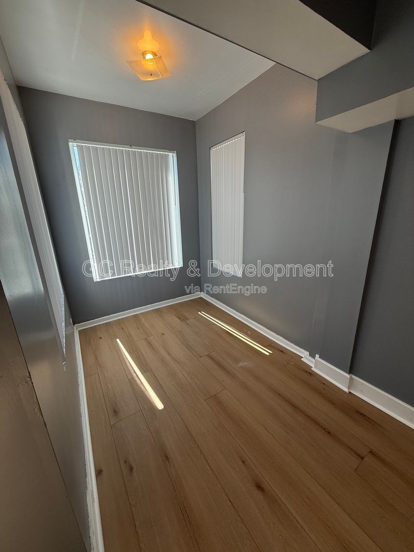 *** 2 BDRM + OFFICE / ON SITE LAUNDRY / SS APPL / CENTRAL AC *** property image