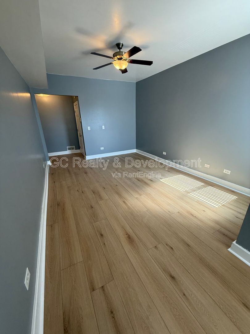 *** 2 BDRM + OFFICE / ON SITE LAUNDRY / SS APPL / CENTRAL AC *** property image