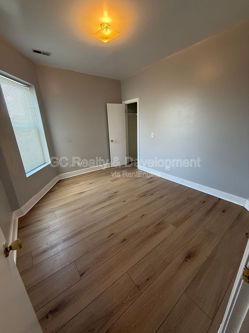 *** 2 BDRM + OFFICE / ON SITE LAUNDRY / SS APPL / CENTRAL AC *** property image
