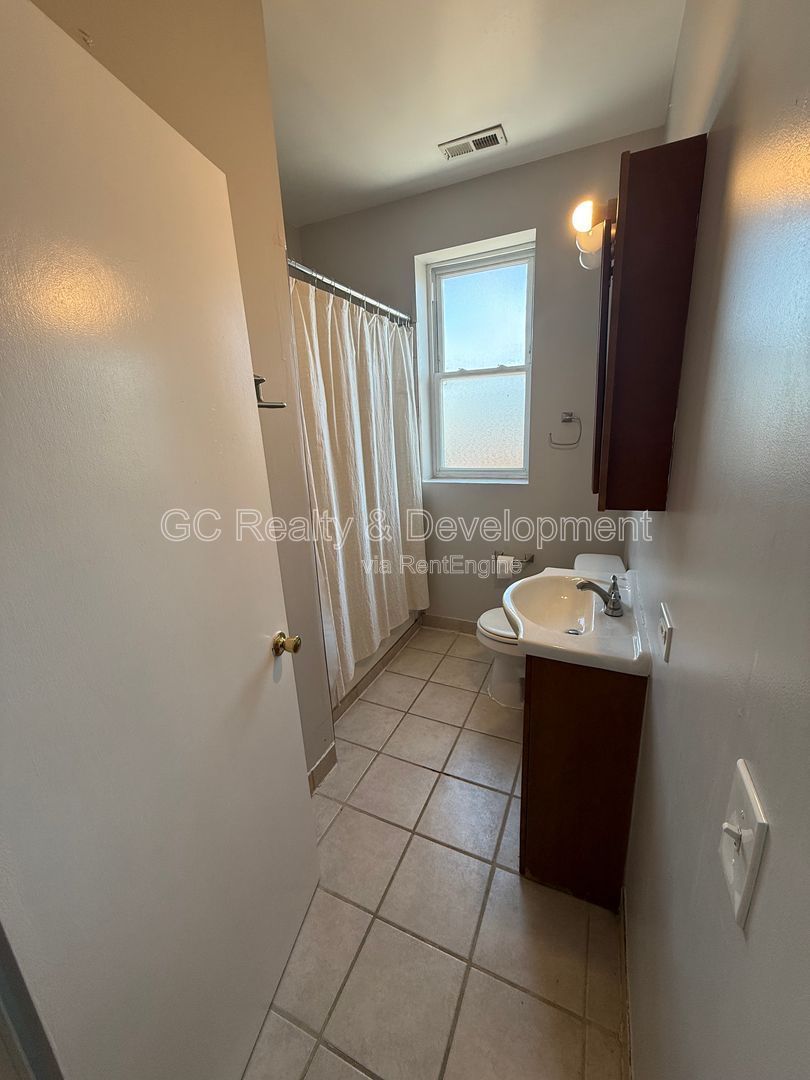 *** 2 BDRM + OFFICE / ON SITE LAUNDRY / SS APPL / CENTRAL AC *** property image