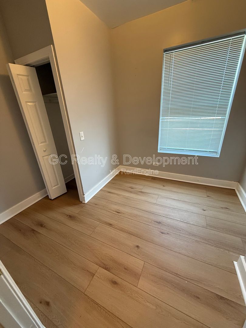 *** 2 BDRM + OFFICE / ON SITE LAUNDRY / SS APPL / CENTRAL AC *** property image