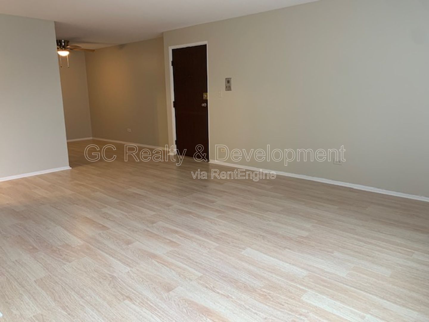 *** LARGE 2 BEDROOM / TENANT PAYS ELECTRIC ONLY / LAUNDRY IN BUILDING *** property image