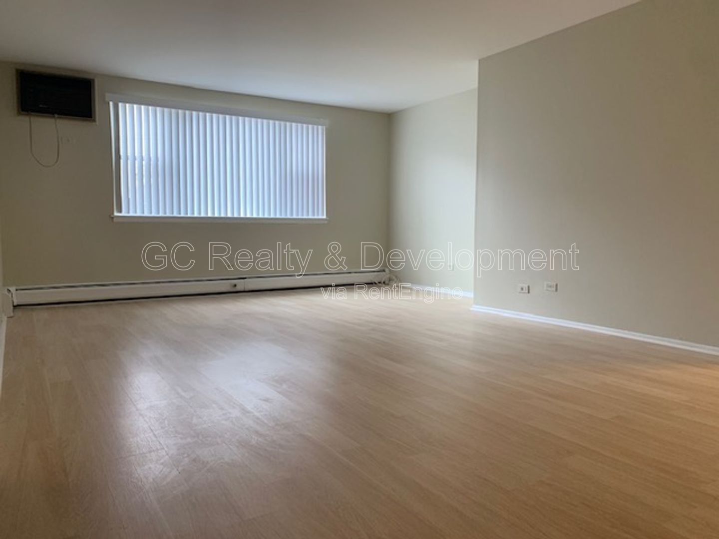 *** LARGE 2 BEDROOM / TENANT PAYS ELECTRIC ONLY / LAUNDRY IN BUILDING *** property image