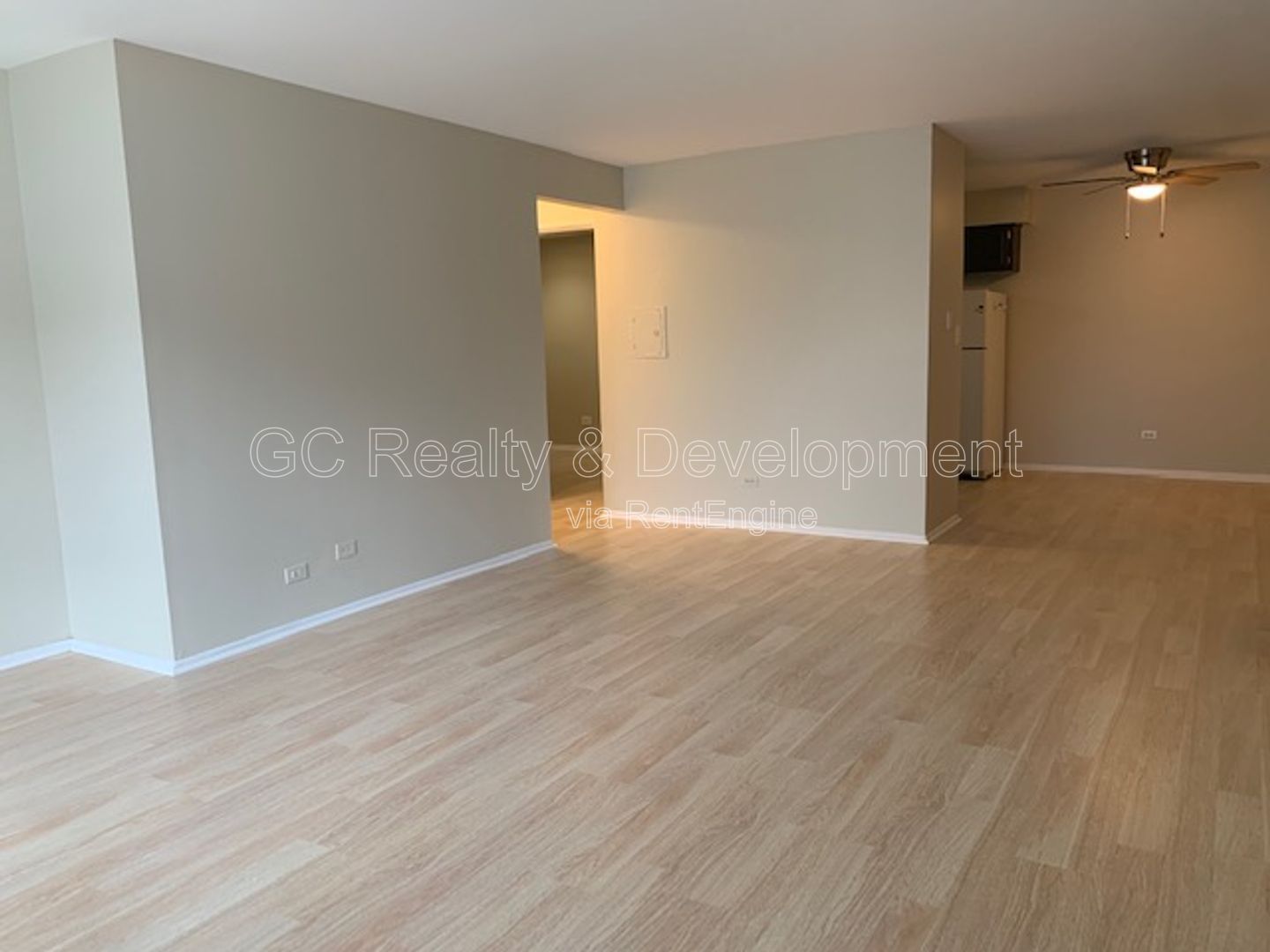 *** LARGE 2 BEDROOM / TENANT PAYS ELECTRIC ONLY / LAUNDRY IN BUILDING *** property image