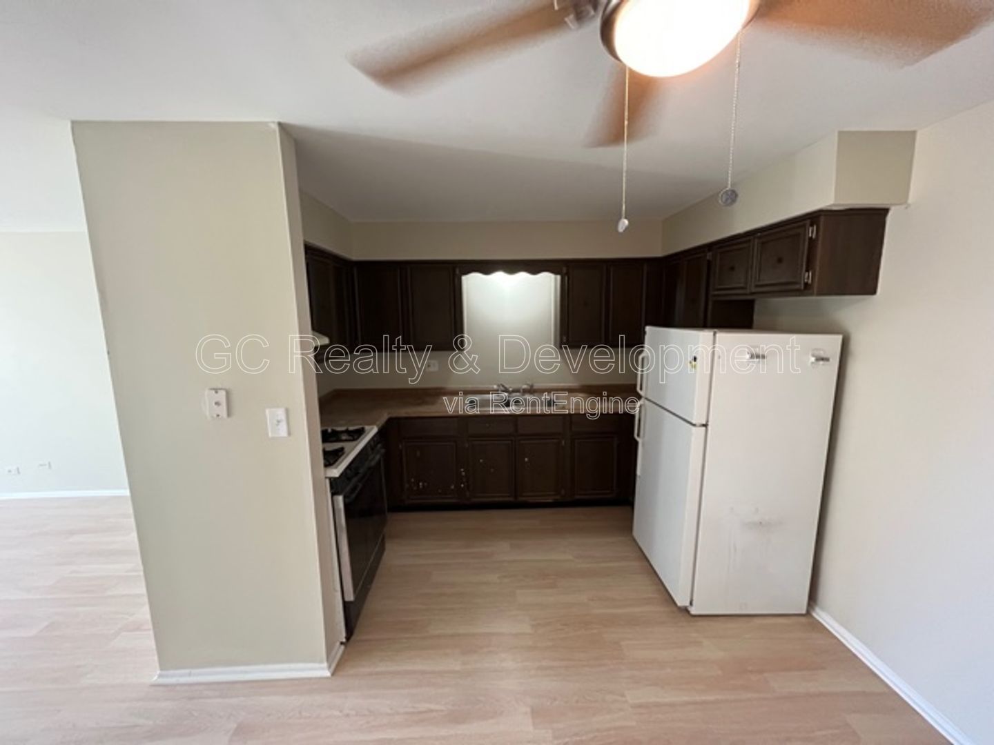 *** LARGE 2 BEDROOM / TENANT PAYS ELECTRIC ONLY / LAUNDRY IN BUILDING *** property image