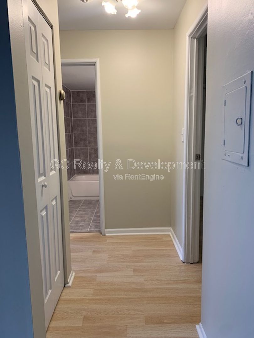 *** LARGE 2 BEDROOM / TENANT PAYS ELECTRIC ONLY / LAUNDRY IN BUILDING *** property image