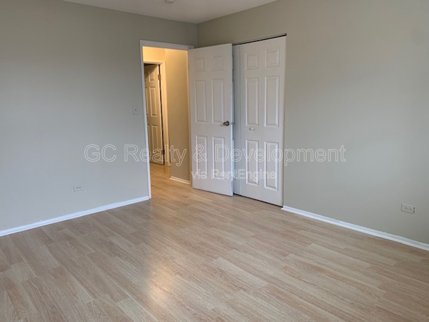 *** LARGE 2 BEDROOM / TENANT PAYS ELECTRIC ONLY / LAUNDRY IN BUILDING *** property image