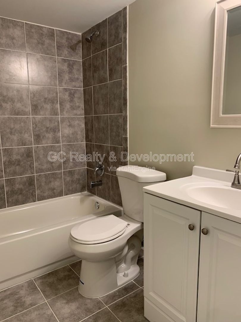 *** LARGE 2 BEDROOM / TENANT PAYS ELECTRIC ONLY / LAUNDRY IN BUILDING *** property image