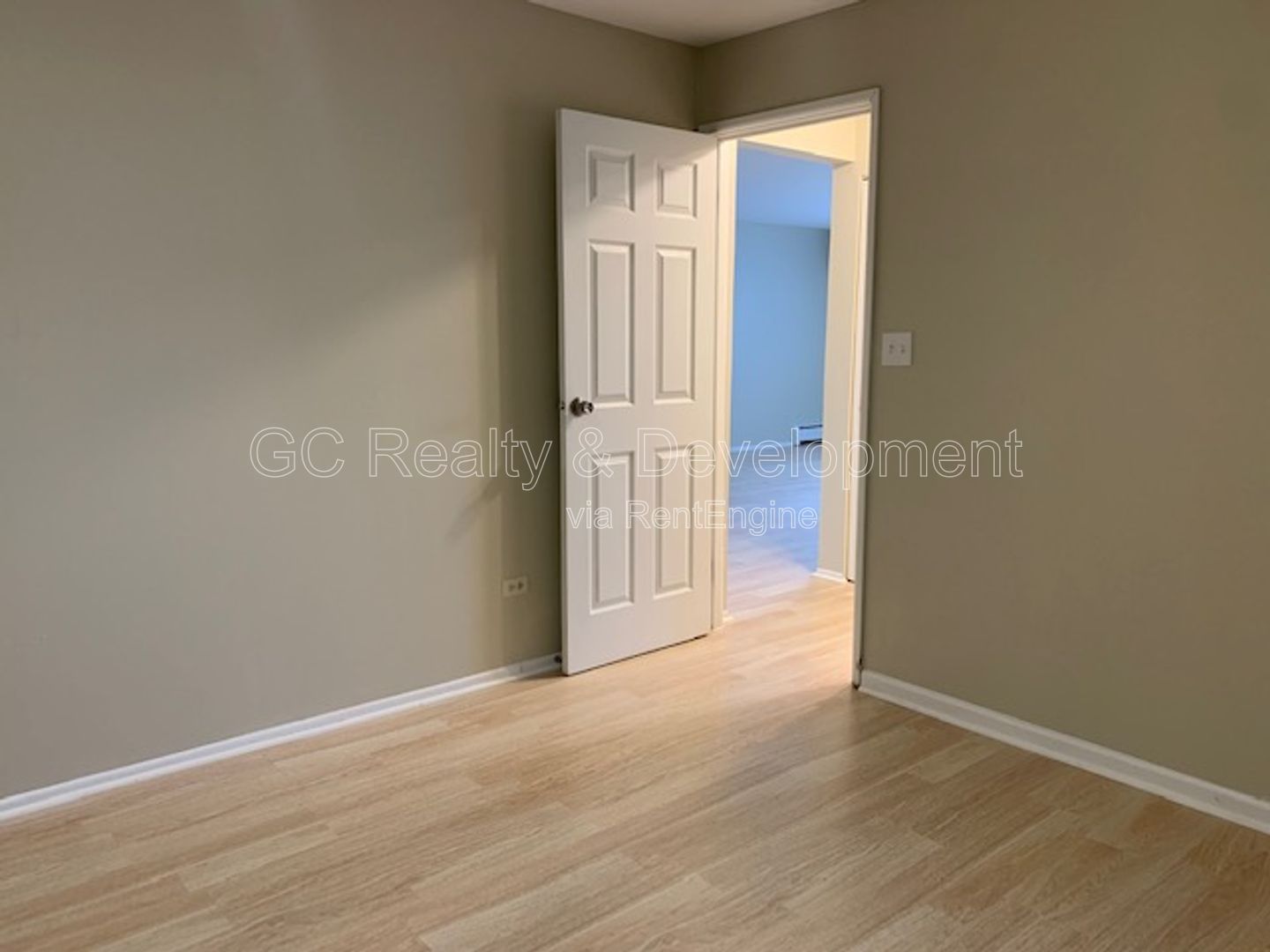 *** LARGE 2 BEDROOM / TENANT PAYS ELECTRIC ONLY / LAUNDRY IN BUILDING *** property image