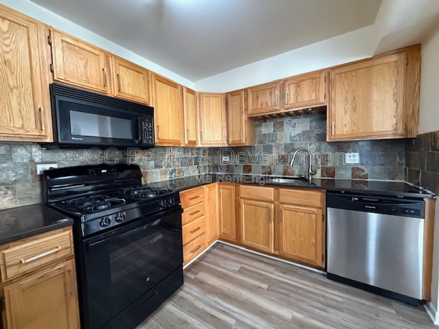 *** 2 BDRM - 1.5 BTH / 1000 SQFT / PARKING INCL / UPDATED / CLUBHOUSE ACCESS / PET FRIENDLY *** property image