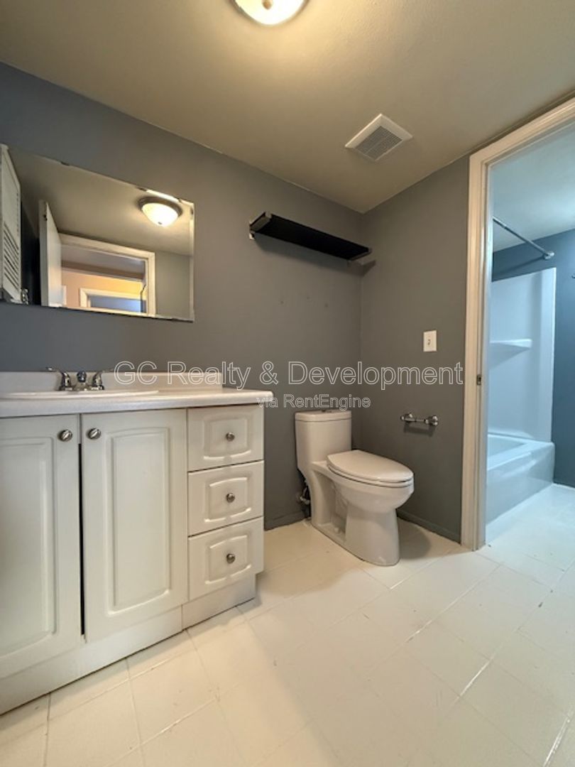 *** 2 BDRM - 1.5 BTH / 1000 SQFT / PARKING INCL / UPDATED / CLUBHOUSE ACCESS / PET FRIENDLY *** property image