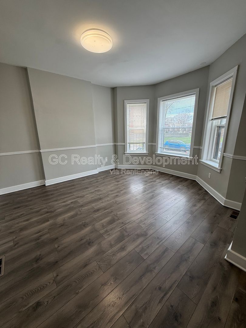 ***CENTRAL AIR / RECENTLY UPDATED / 3 BDRMS / WASHER AND DRYER IN UNIT / SS APPL INCL*** property image
