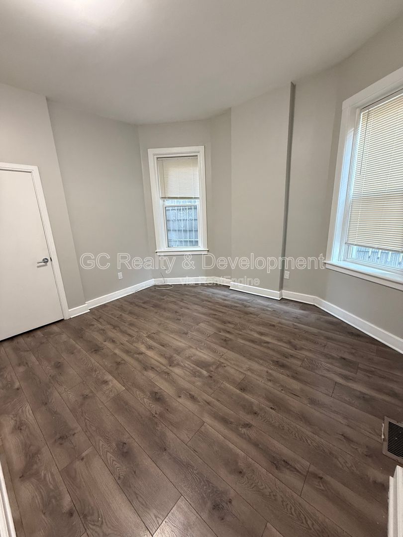 ***CENTRAL AIR / RECENTLY UPDATED / 3 BDRMS / WASHER AND DRYER IN UNIT / SS APPL INCL*** property image