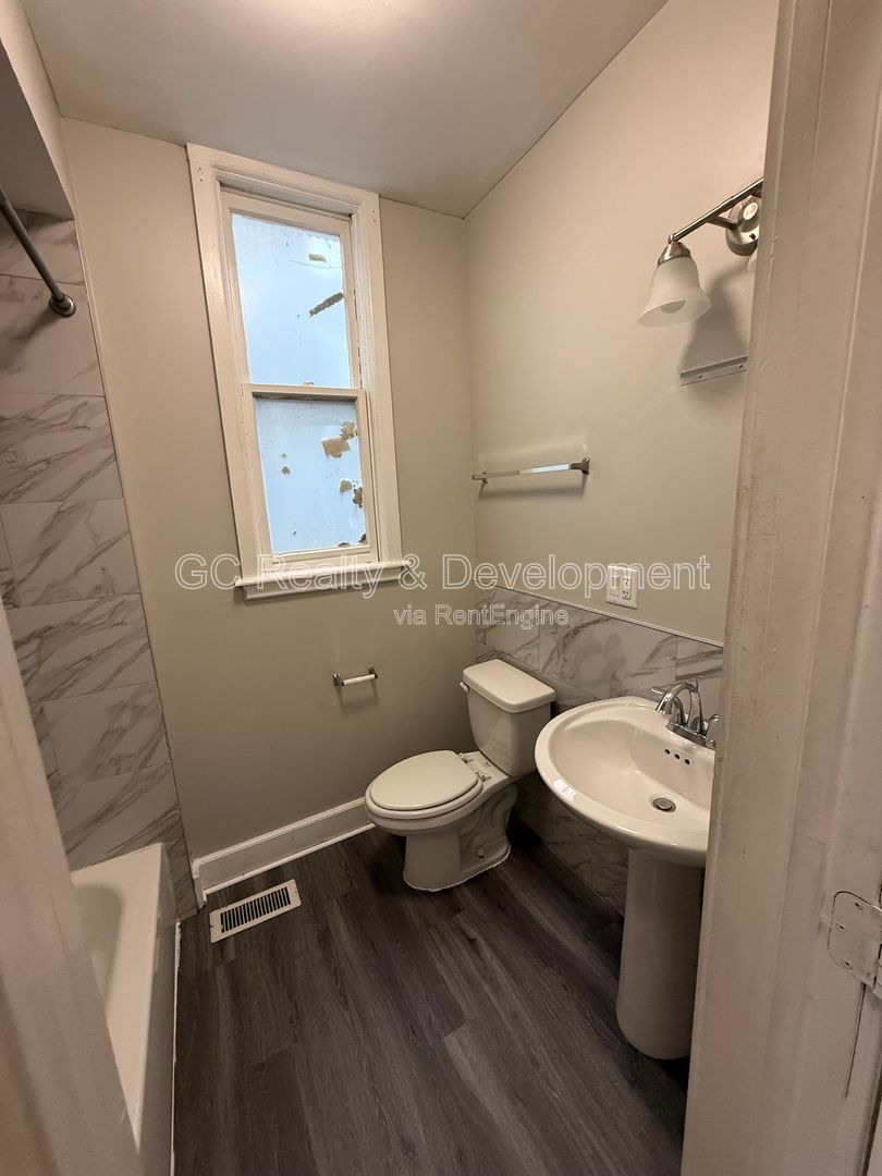 ***CENTRAL AIR / RECENTLY UPDATED / 3 BDRMS / WASHER AND DRYER IN UNIT / SS APPL INCL*** property image