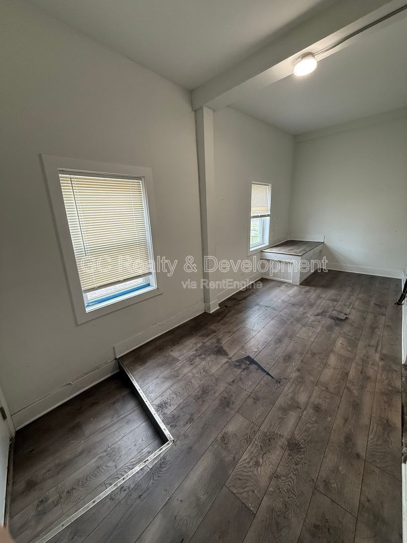 ***CENTRAL AIR / RECENTLY UPDATED / 3 BDRMS / WASHER AND DRYER IN UNIT / SS APPL INCL*** property image