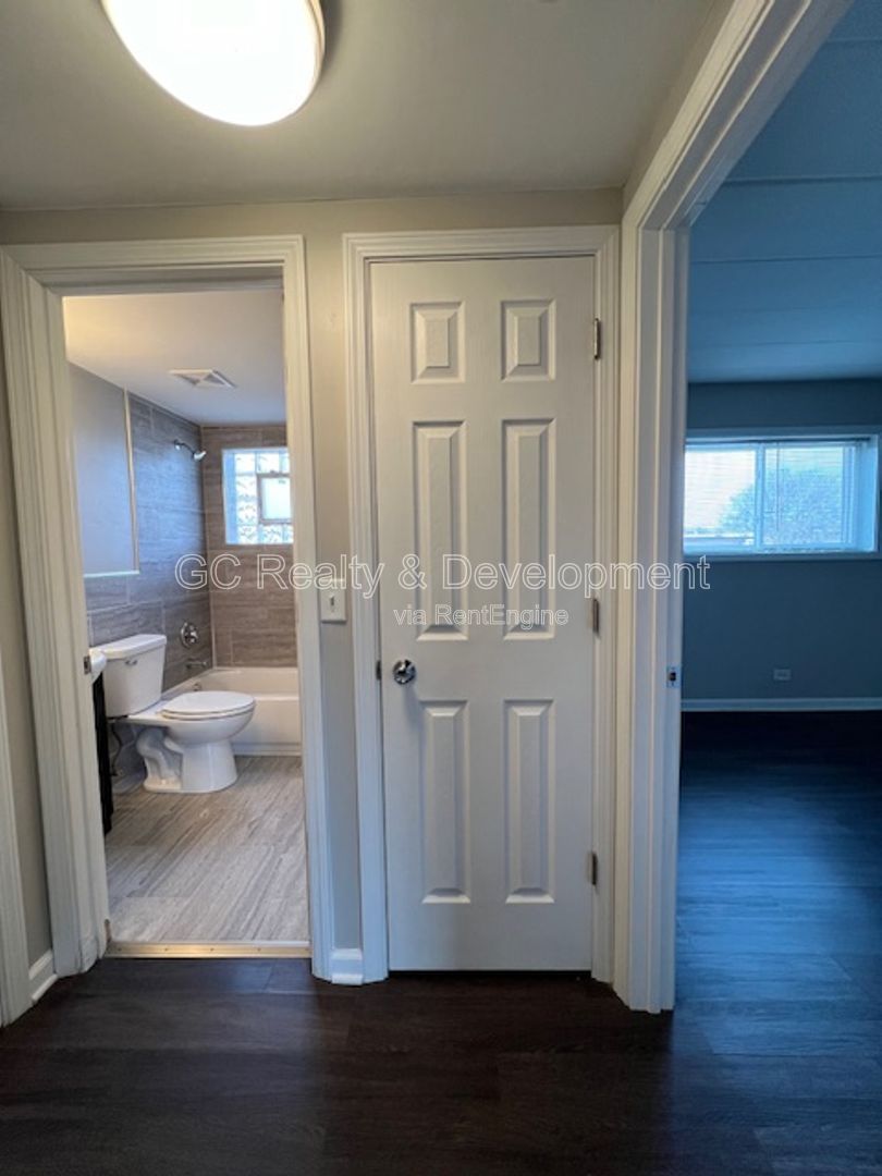 *** 1 BDRM - 1 BTH / 2ND FL / TENANT ONLY PAYS ELECTRIC / 1 PARKING SPACE INCL *** property image
