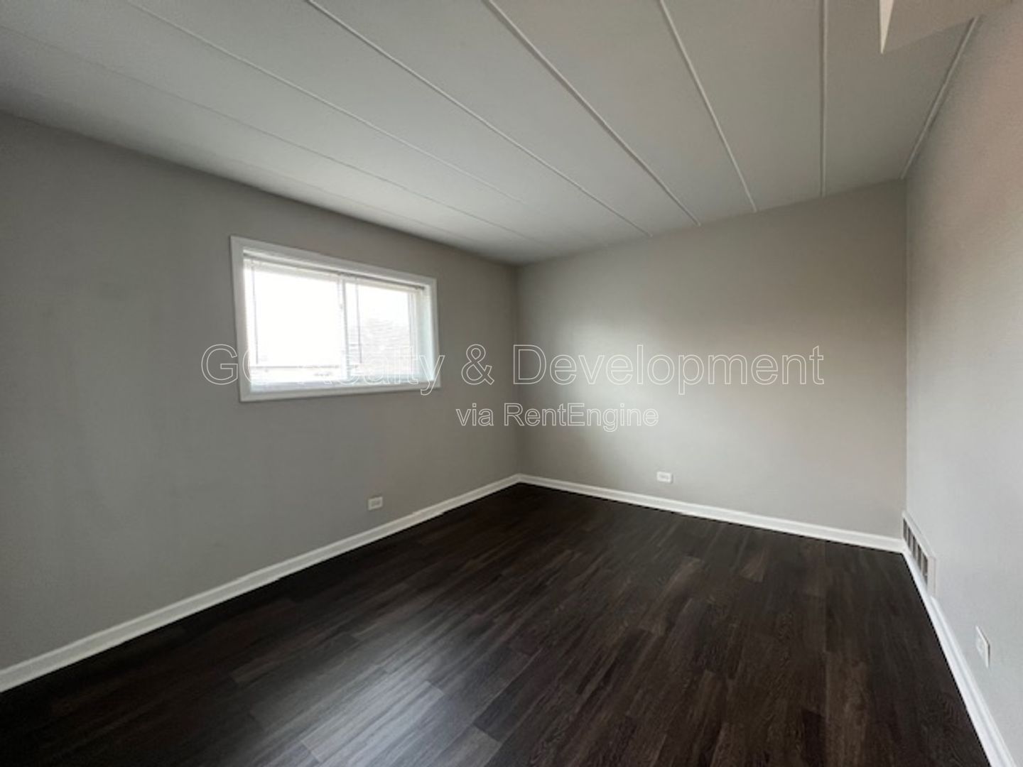*** 1 BDRM - 1 BTH / 2ND FL / TENANT ONLY PAYS ELECTRIC / 1 PARKING SPACE INCL *** property image