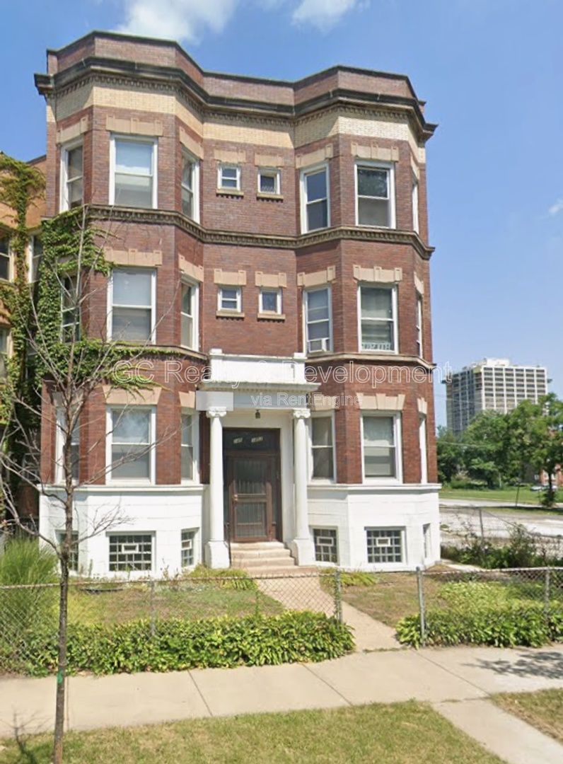 *** 3RD FLOOR UNIT / 2 BDRM / KITCHEN APPL INCLUDED / HARDWOOD FLOORS *** property image