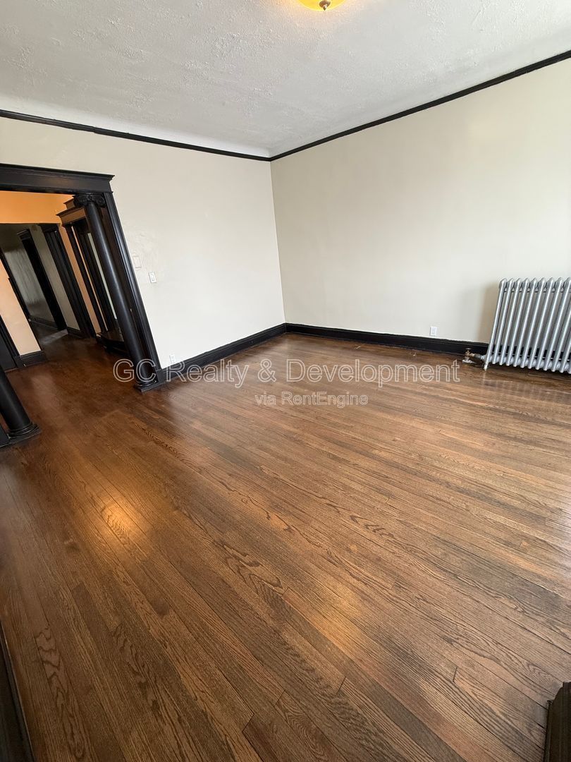 *** 3RD FLOOR UNIT / 2 BDRM / KITCHEN APPL INCLUDED / HARDWOOD FLOORS *** property image