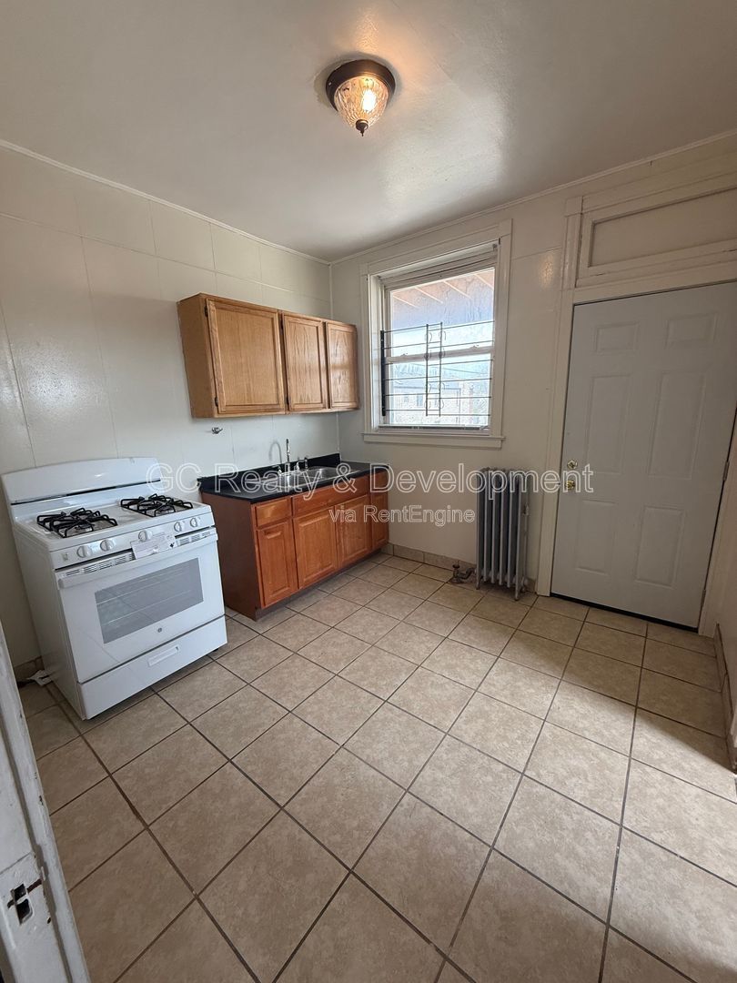 *** 3RD FLOOR UNIT / 2 BDRM / KITCHEN APPL INCLUDED / HARDWOOD FLOORS *** property image