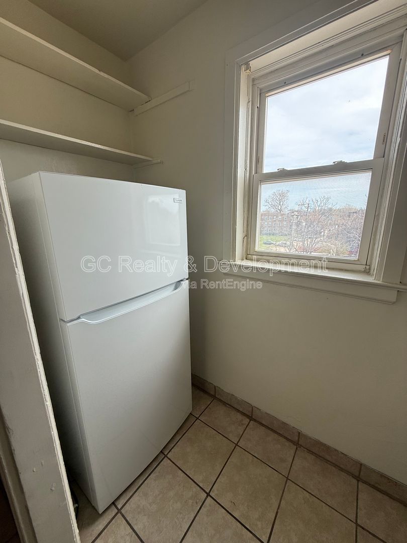 *** 3RD FLOOR UNIT / 2 BDRM / KITCHEN APPL INCLUDED / HARDWOOD FLOORS *** property image