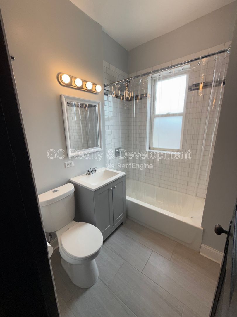 *** 3RD FLOOR UNIT / 2 BDRM / KITCHEN APPL INCLUDED / HARDWOOD FLOORS *** property image