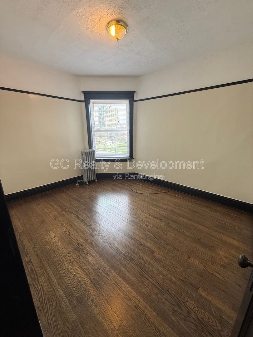 *** 3RD FLOOR UNIT / 2 BDRM / KITCHEN APPL INCLUDED / HARDWOOD FLOORS *** property image