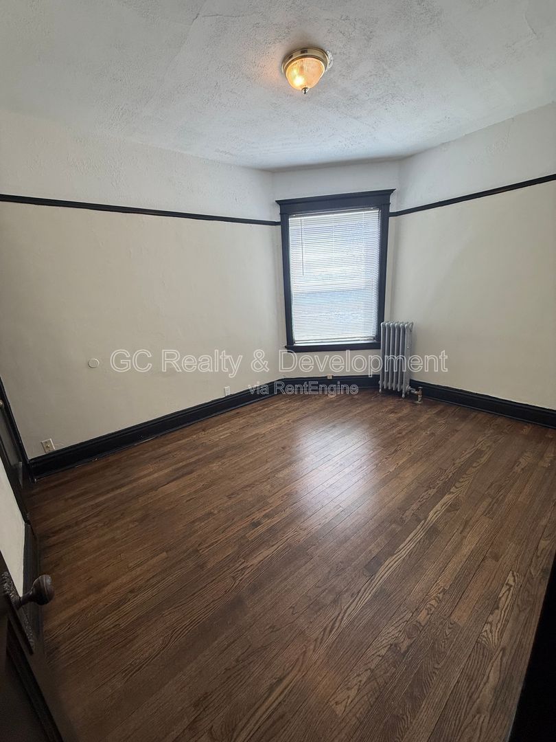 *** 3RD FLOOR UNIT / 2 BDRM / KITCHEN APPL INCLUDED / HARDWOOD FLOORS *** property image