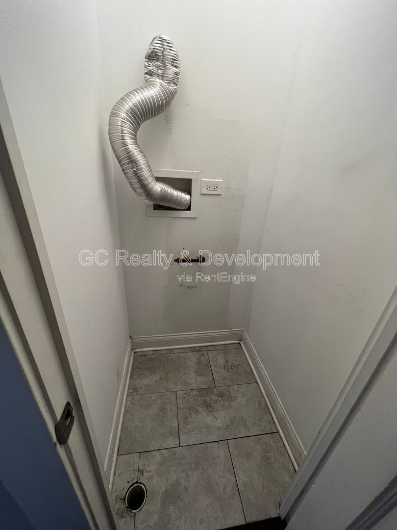 *** 3 BDRM - 1 BTH / W&D HOOKUP IN UNIT / KITCHEN APPLIANCES INCL / 1 PARKING SPACE *** property image