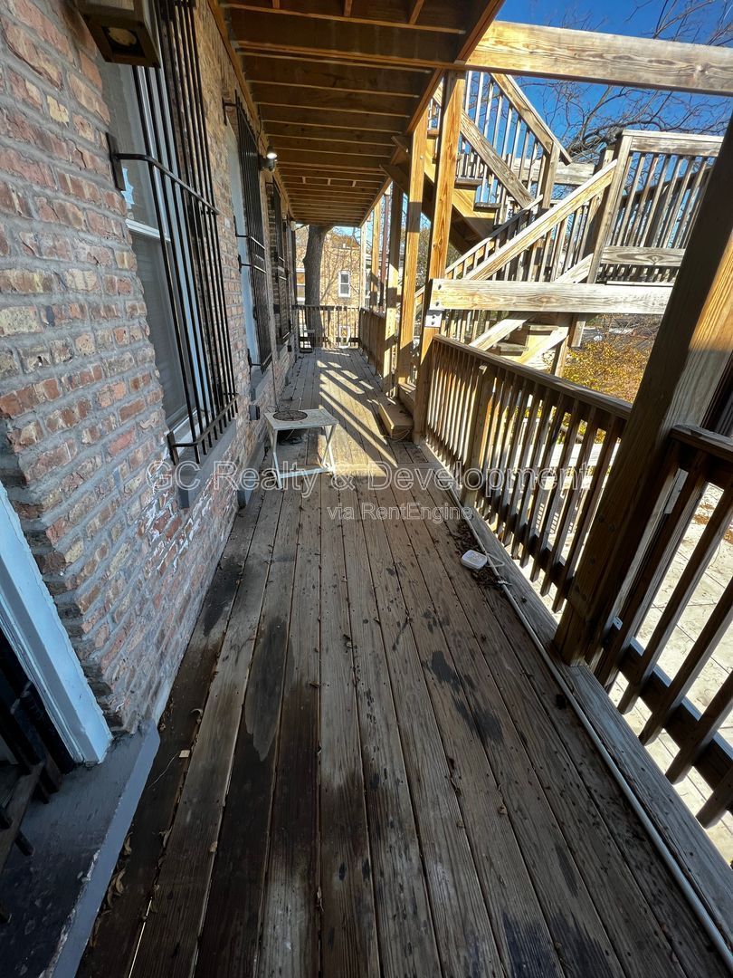 *** 3 BDRM - 1 BTH / W&D HOOKUP IN UNIT / KITCHEN APPLIANCES INCL / 1 PARKING SPACE *** property image