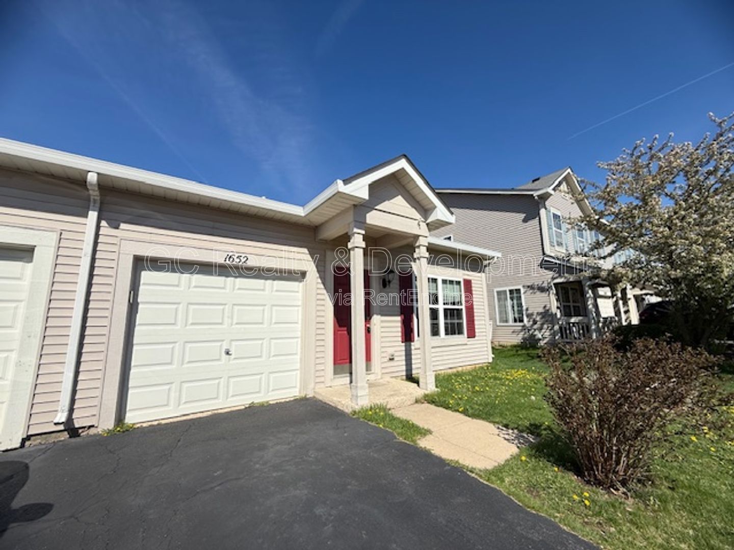 *** MOVE-IN SPECIAL / 2 BDRM - 2.5 BTH DUPLEX / PET FRIENDLY / ATTACHED GARAGE / IN-UNIT LAUNDRY / CENTRAL AC *** property image