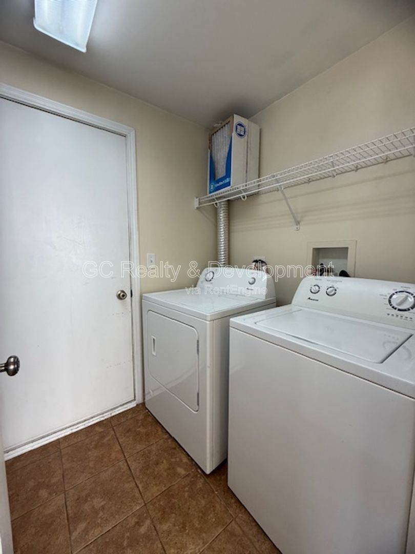 *** MOVE-IN SPECIAL / 2 BDRM - 2.5 BTH DUPLEX / PET FRIENDLY / ATTACHED GARAGE / IN-UNIT LAUNDRY / CENTRAL AC *** property image