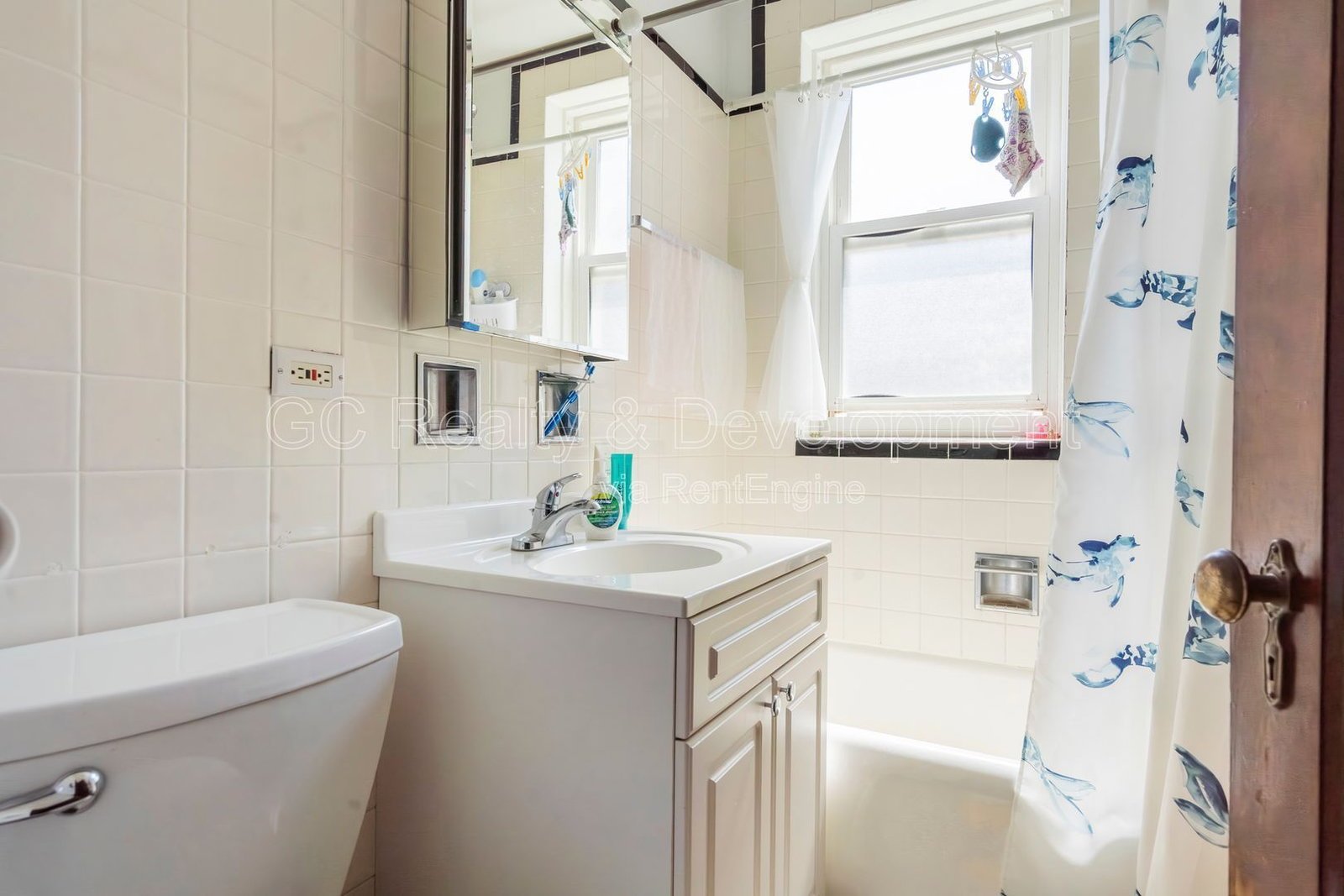 *** 7/1 MOVE IN / OLD IRVING PARK / LRG CLOSETS / PARKING INCL / UPDATED / SS APPL / ON SITE LAUNDRY *** property image